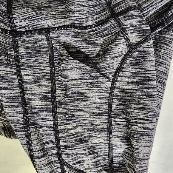 Victoria's Secret Sport Womens Leggings Large Short Pockets Knockout Gray Black - Picture 5 of 8